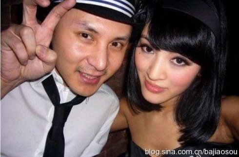 除此之外,欧阳慧霖还在离婚的风口浪尖上晒出和其他男子的多张亲密照