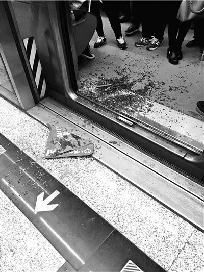 北京地铁10号线故障乘客砸窗 或因危害安全被