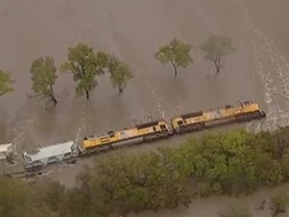 美国得州降雨致洪灾 一货运列车出轨