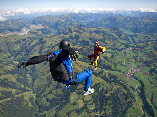 儿子跳伞失控 父亲万米高空施救