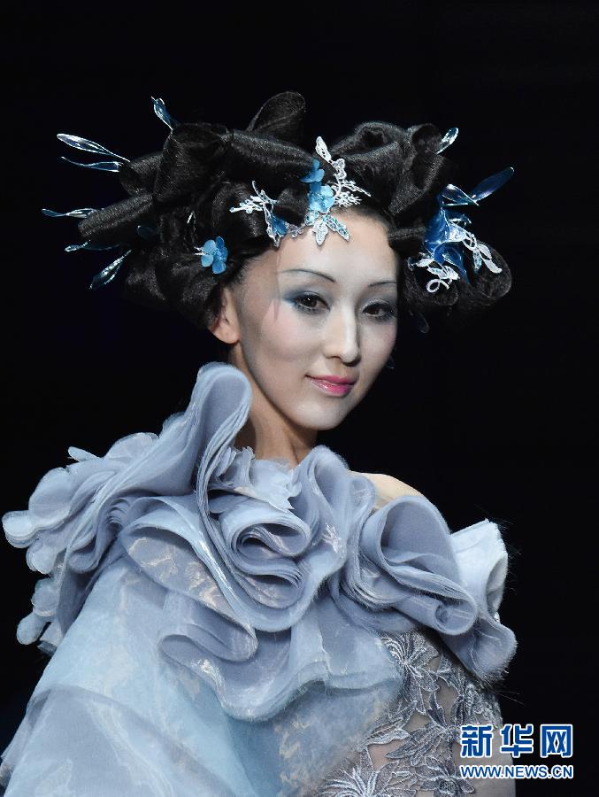 （晚報）（4）“東方既紅·毛戈平彩粧造型趨勢發佈會”在京舉行