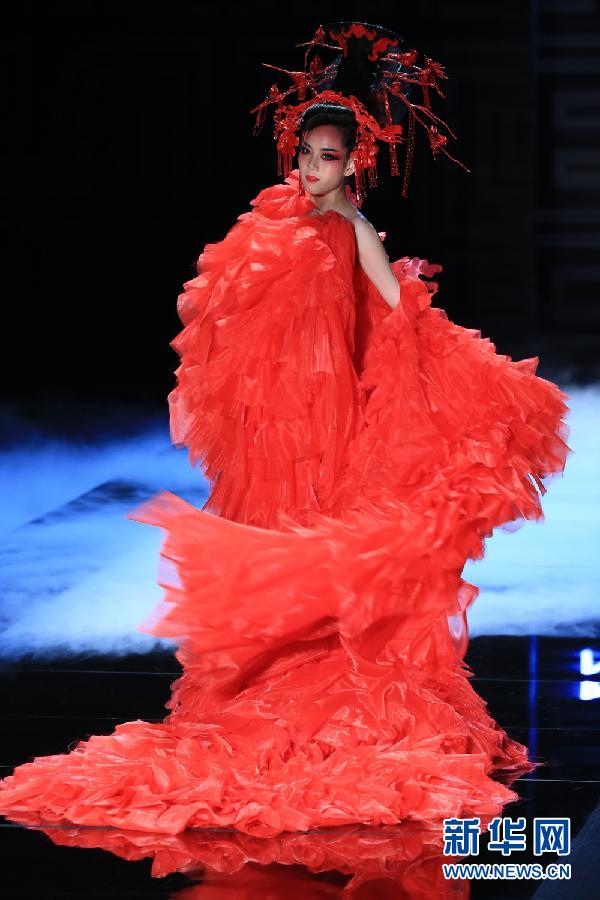 （晚報）（5）“東方既紅·毛戈平彩粧造型趨勢發佈會”在京舉行