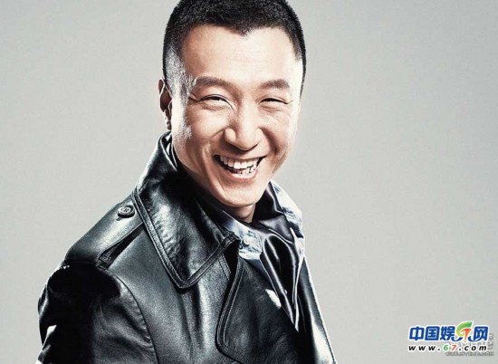 黄晓明手捞大闸蟹_黄晓明2018收入