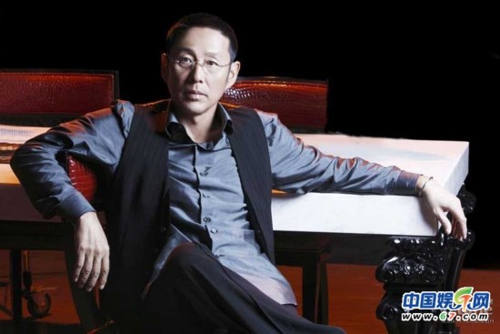 黄晓明手捞大闸蟹_黄晓明2018收入(2)