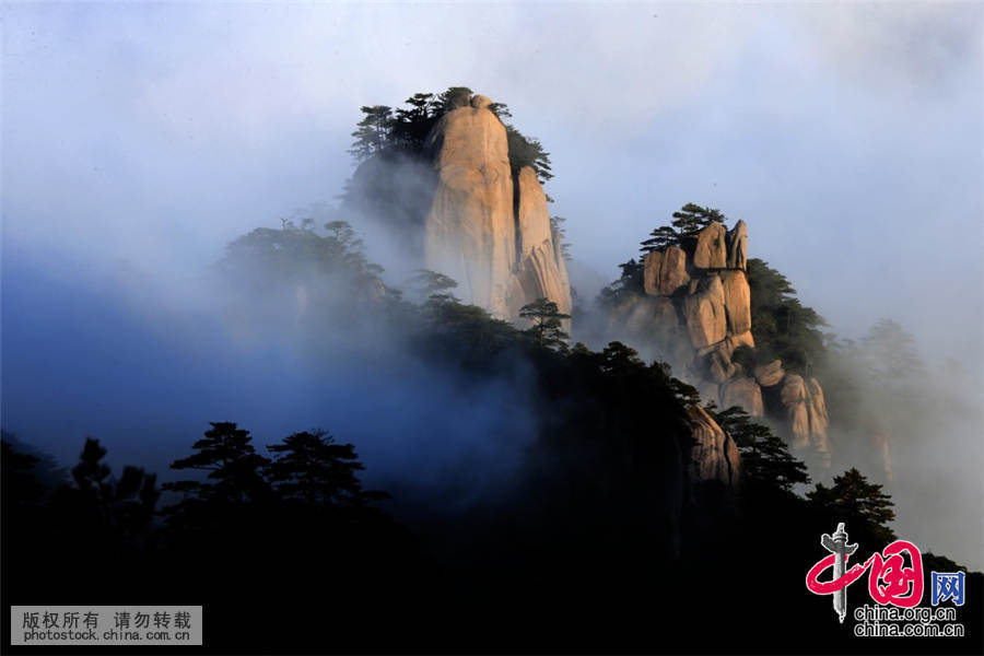 10月27日，在黄山风景区拍摄的云海美景。当日，安徽黄山风景区雨后放晴，出现了壮观迷人的云海。中国网图片库 施广德 摄