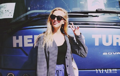 <em>旅游穿什么</em>拍照<em>好看</em> 彩虹色才够醒目 _ 生活频