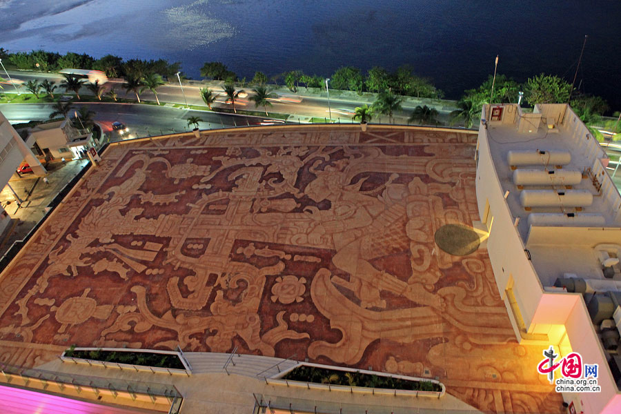 酒店前的大堂顶部被绘上一幅玛雅壁画