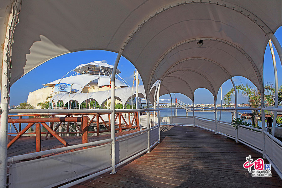 贝壳餐厅由架于湖面的桥与陆地相通