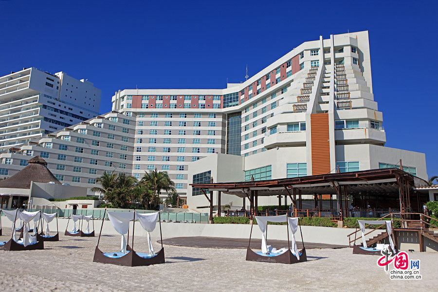 酒店在沙滩上放置了许多床供客人使用，这里是看星星最好的地方