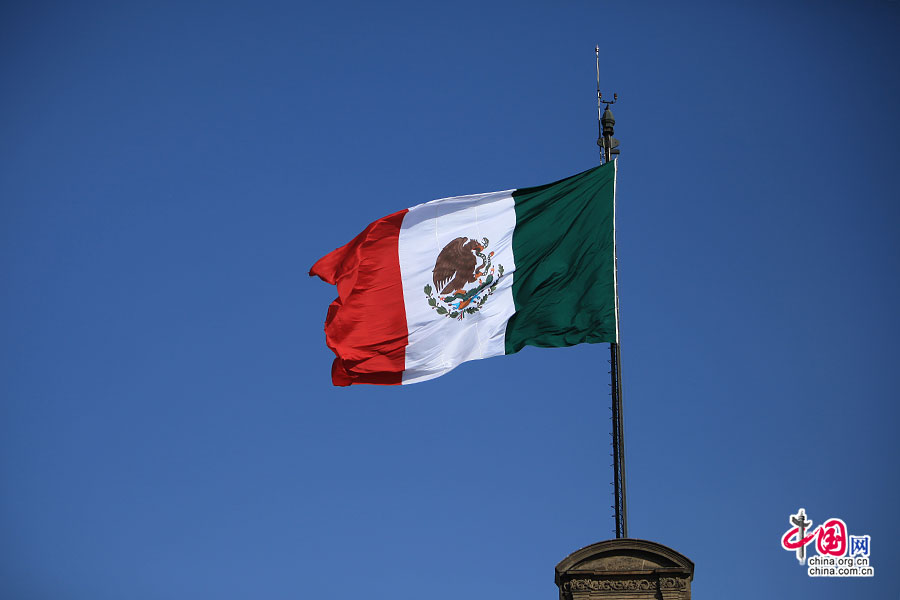 国家宫上方飘扬的墨西哥国旗