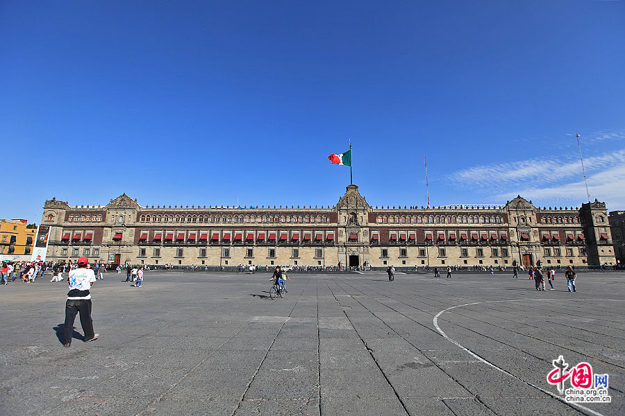 广场东面是国家宫（palacio nacional）