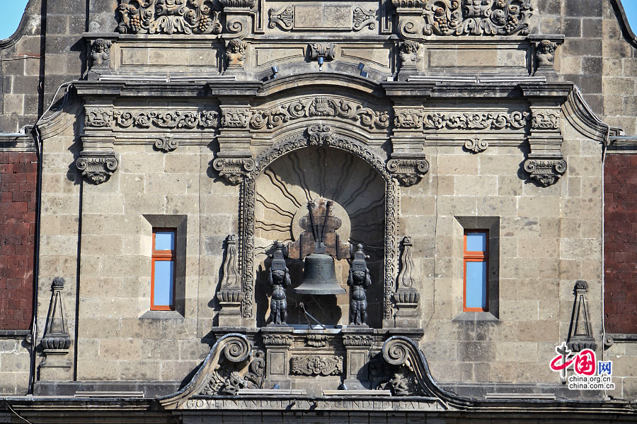 主教座法衣堂山墙上的铜钟