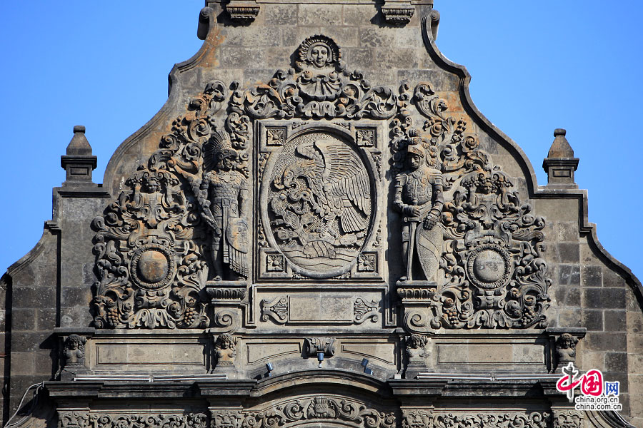 主教座法衣堂山墙上的墨西哥玛雅武士像