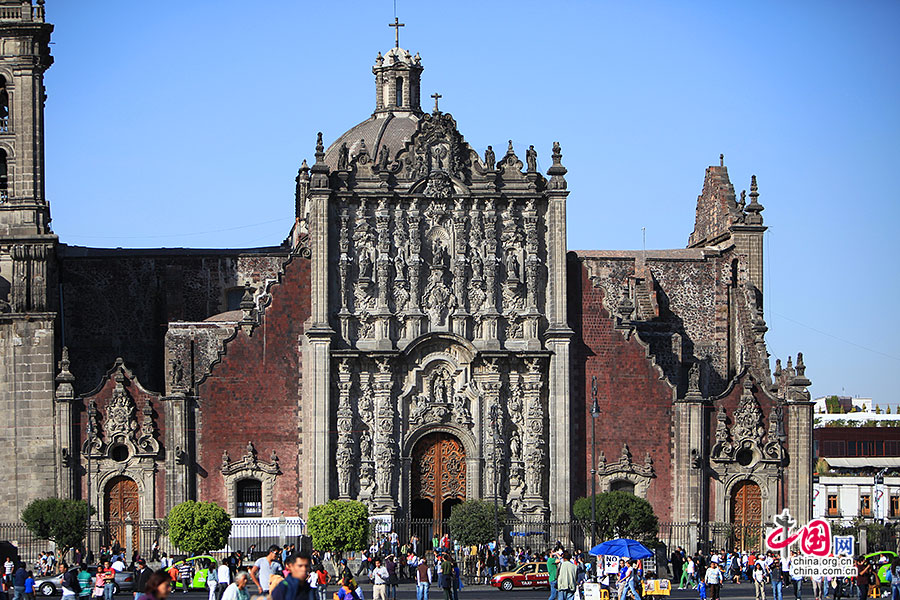 主教座法衣堂大门亦融合了墨西哥风格