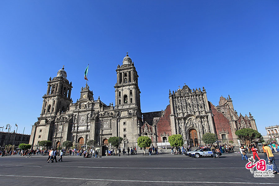 与首都大教堂毗邻的是墨西哥城主教座法衣堂