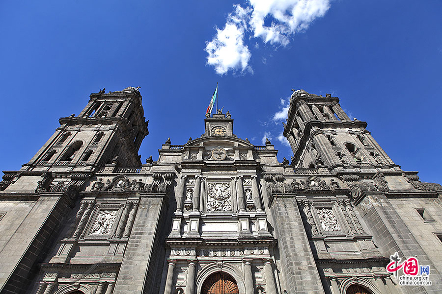墨西哥大教堂完工于1823年，历时250年