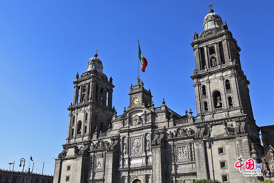 墨西哥大教堂有两座64米高的钟楼