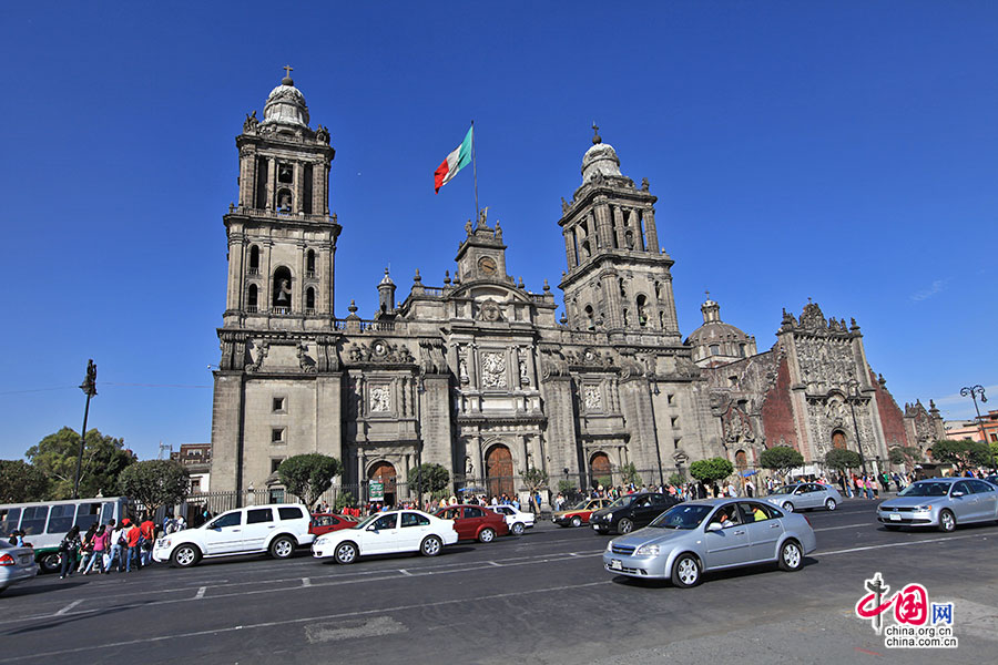 索卡洛广场北面是墨西哥大教堂