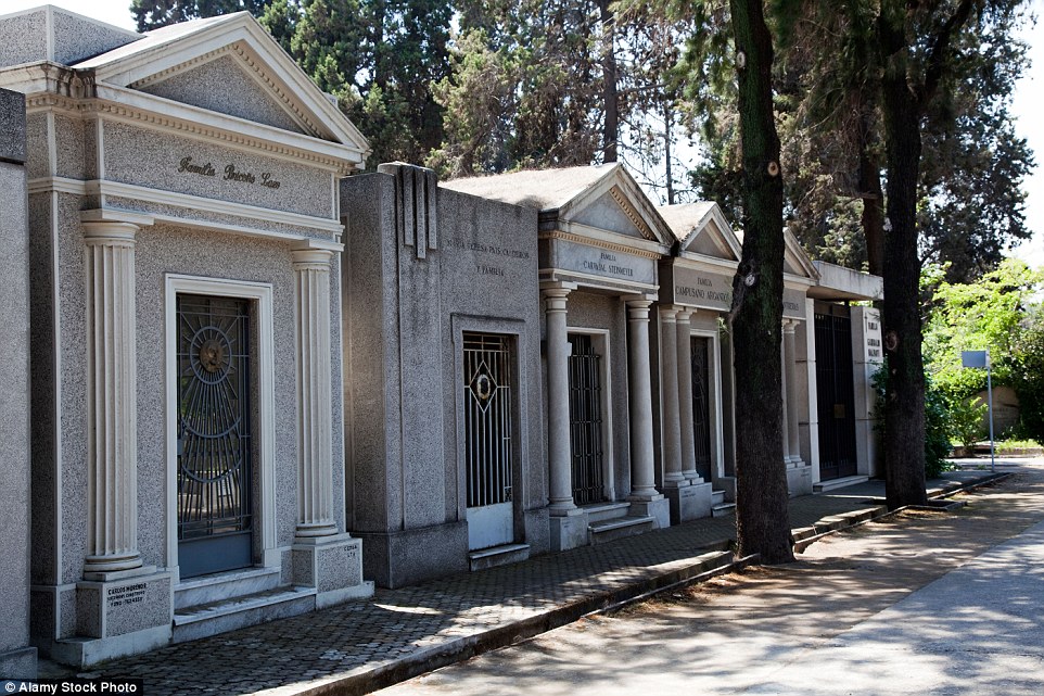 智利：聖地亞哥名人墓（General Cemetery of Santiago）<br />智利的政治家、總統、藝術家、運動員等200萬名人的身後之地，就這樣被2010年的大地震襲擊了。