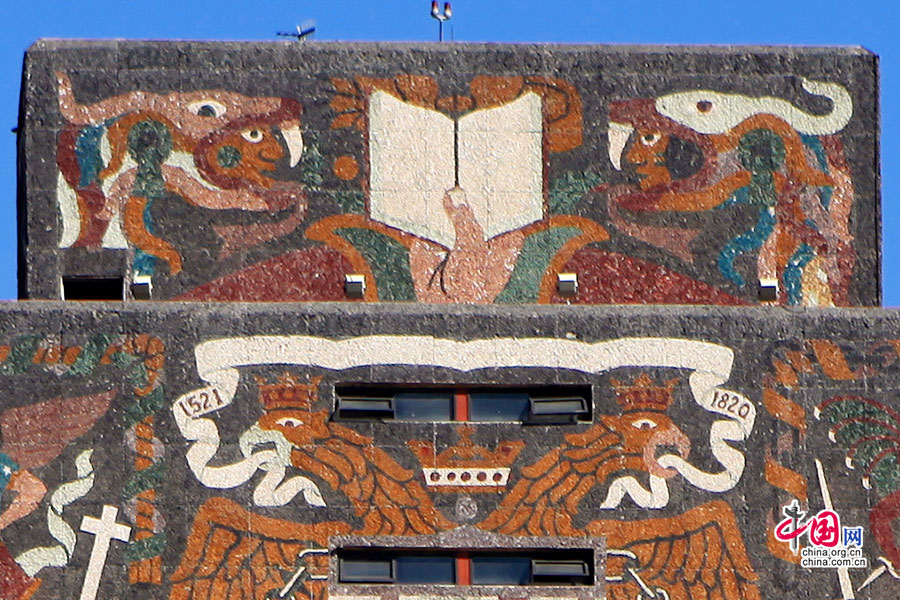 中央图书馆南墙壁画上方是玛雅武士与一本书，表现了古老与现代的交织