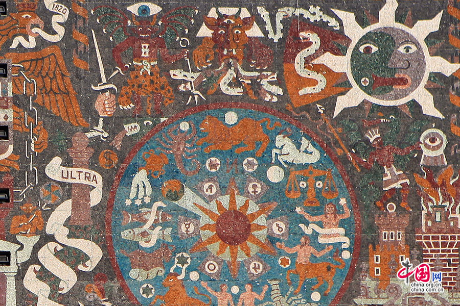 中央图书馆南墙壁画上方是玛雅土著崇敬的羽蛇神与太阳神