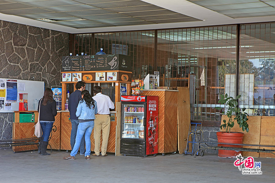 中央图书馆门口是附近唯一有卖饮料和点心的小卖部