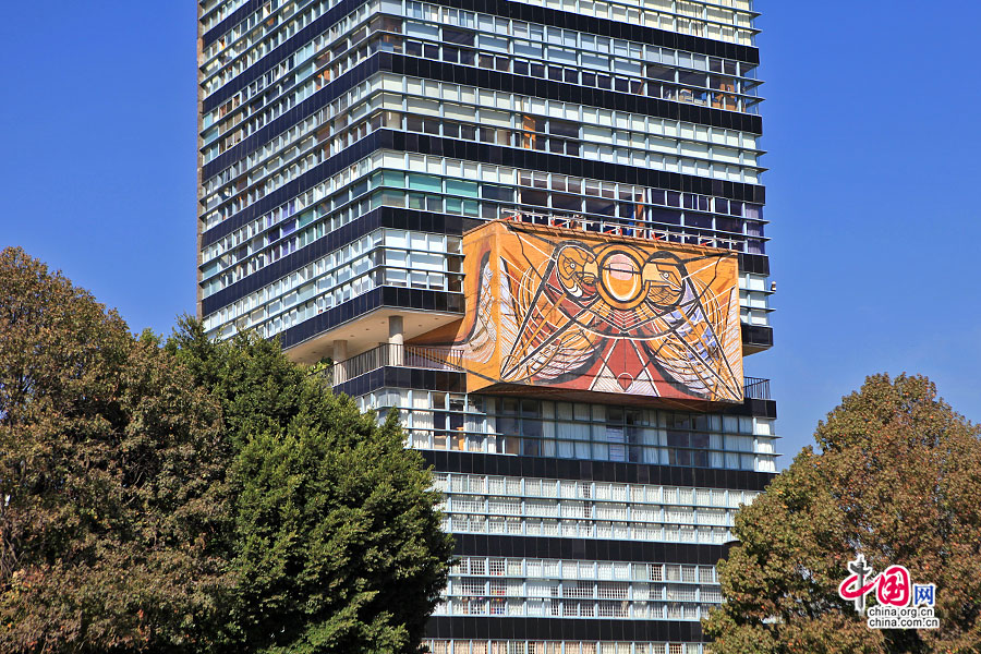行政楼东侧凸立面的鹦鹉壁画