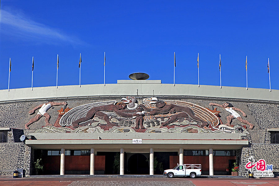 大学体育场入口处的浮雕壁画出自迭戈·里维拉之手笔
