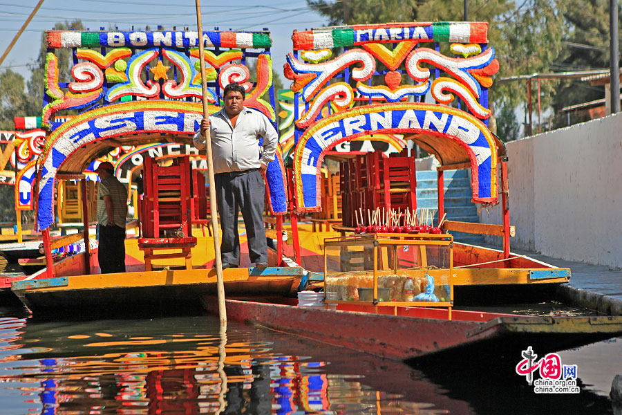 霍奇米尔科色彩艳丽的船融合了墨西哥民间艺术