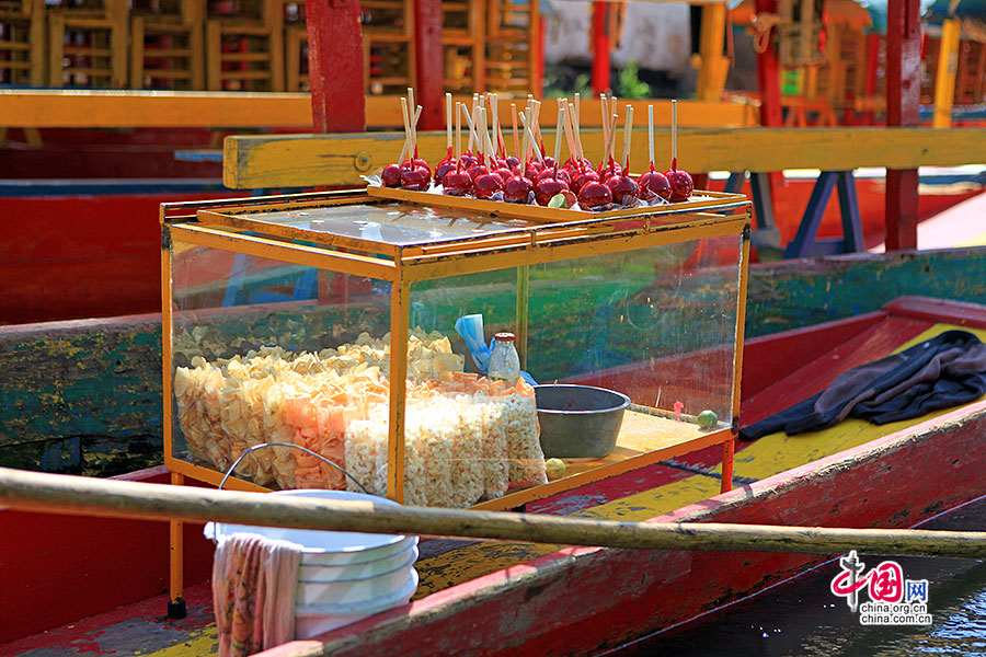 霍奇米尔科运河上卖小吃的小船
