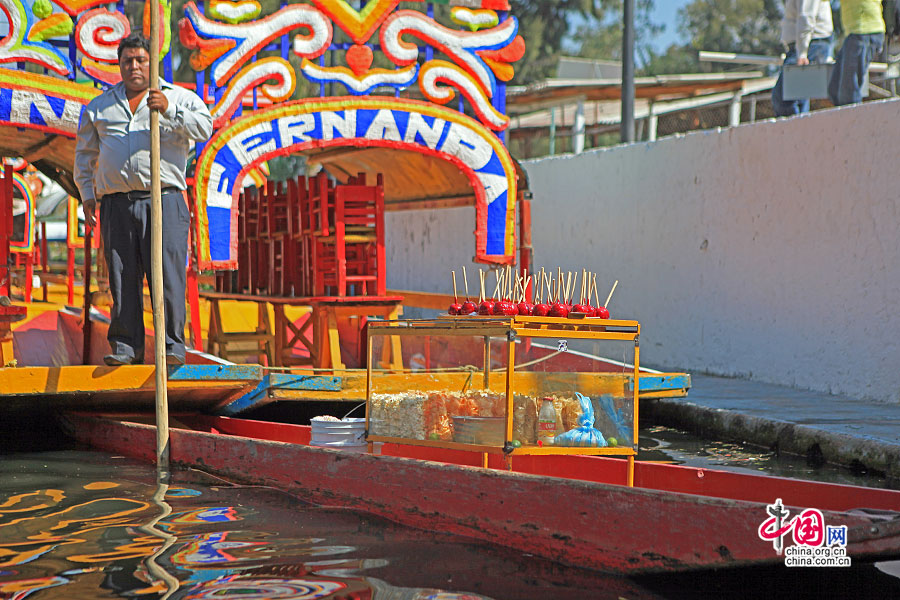 霍奇米尔科运河边的贩售小吃船