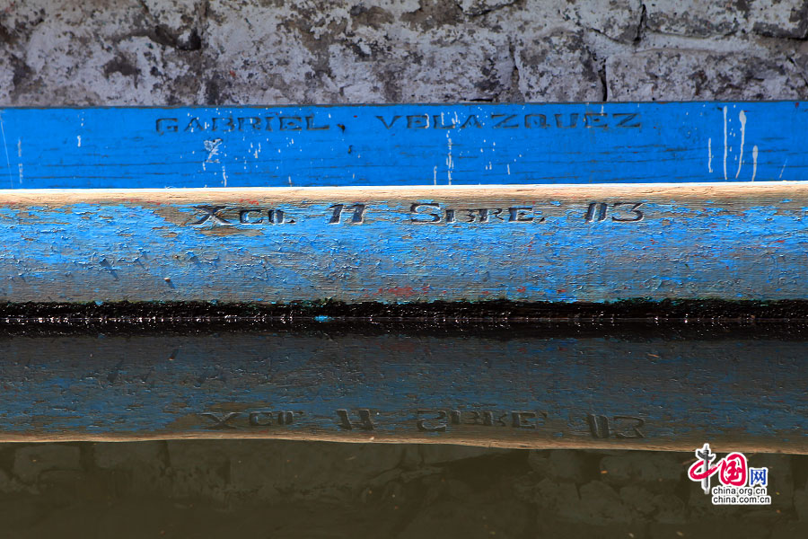 霍奇米尔科运河上的小船船身都刻着标记