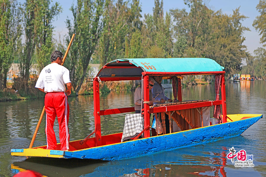 霍奇米尔科运河上的墨西哥传统打击乐演奏船