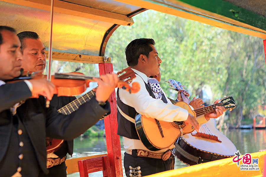 演奏的玛里亚奇（mariachi)是墨西哥音乐的灵魂与标志