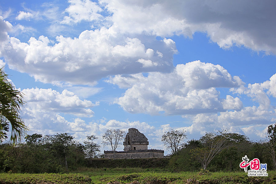 奇琴伊察天文台的大门设在可以观察春季昼夜平分点、月亮最大南北倾斜及其他天文现象的位置