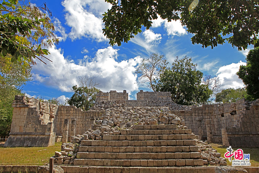 奇琴伊察雕刻板神庙（Templo de los Tableros Esculpidos）位于天文台南侧