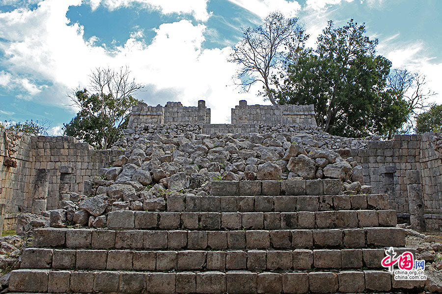 奇琴伊察雕刻板神庙前巨大的登顶台阶