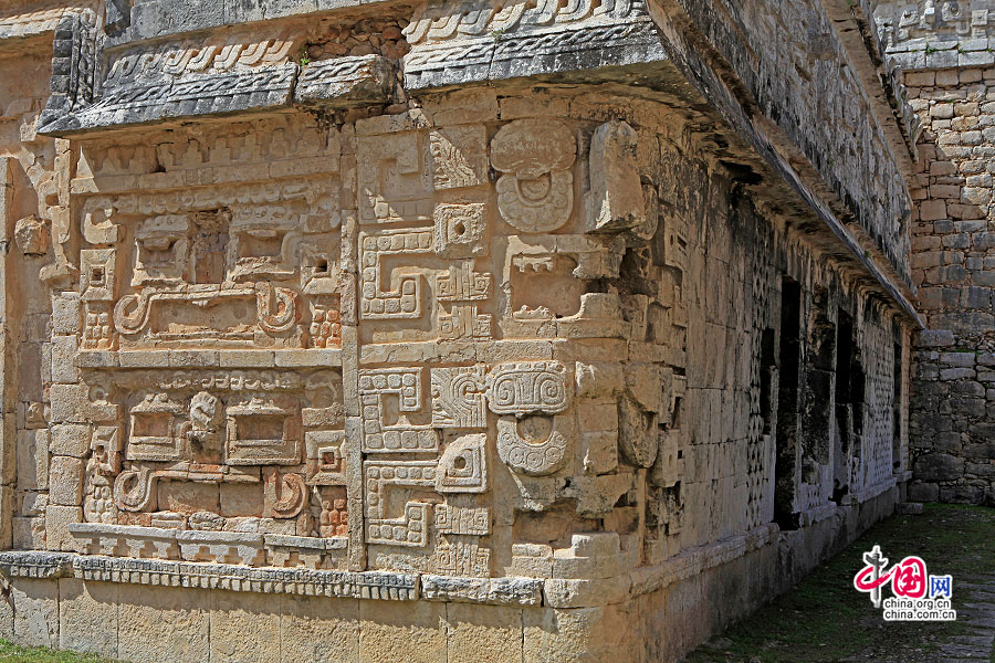 奇琴伊察教堂四周环绕的石雕代表支撑着苍穹的玛雅神明