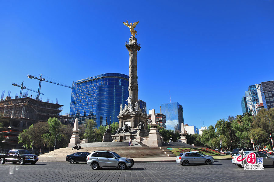 独立纪念碑是为纪念墨西哥独立100周年而建