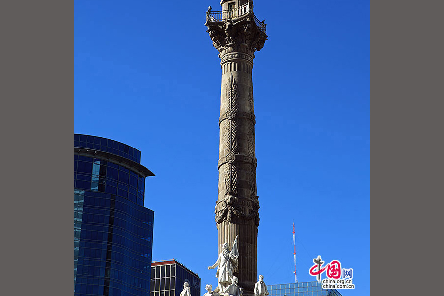 独立纪念碑为圆柱形，高36米，在理石材质