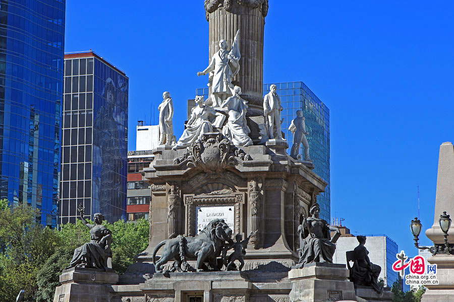 独立纪念碑底座的四角，分别是象征法律、正义、战争与和平的女神像