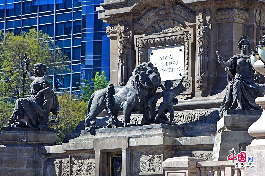 独立纪念碑座府中部的天使牵狮雕塑