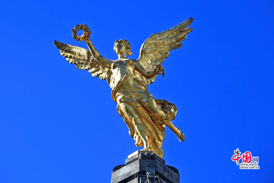 独立纪念碑顶端的独立女神，高6.7米，重7吨