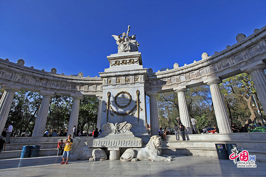胡阿雷斯纪念碑是一座半圆形的建筑
