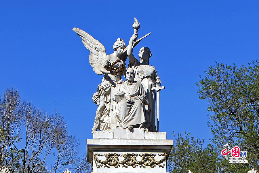胡阿雷斯纪念碑上方是墨西哥改革之父的雕像