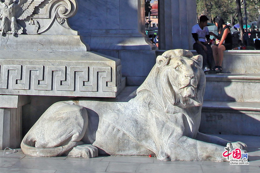 胡阿雷斯纪念碑下方的石狮