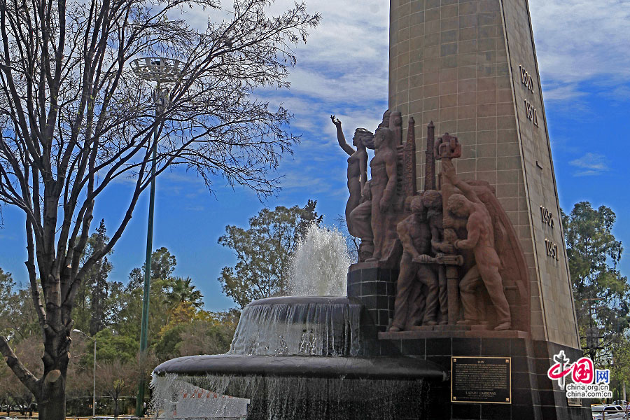 石油纪念碑是为纪念墨西哥石油之父卡德纳斯而建