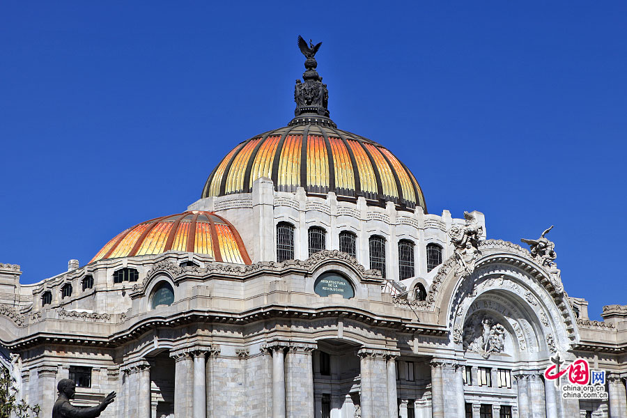 国家艺术博物馆陈列有墨西哥十六世纪以来的艺术品1200多件