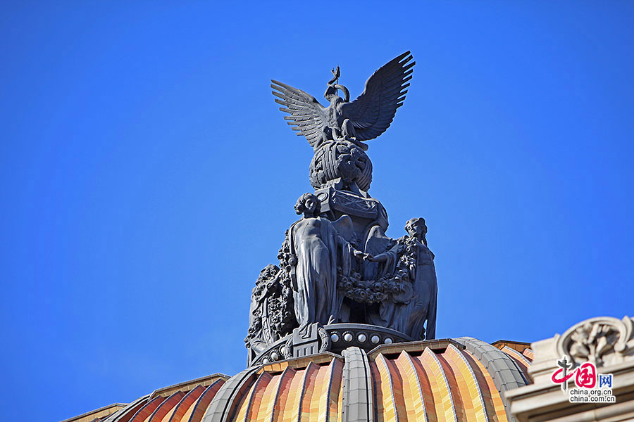 国家艺术博物馆顶部的鹰与蛇是墨西哥的象征
