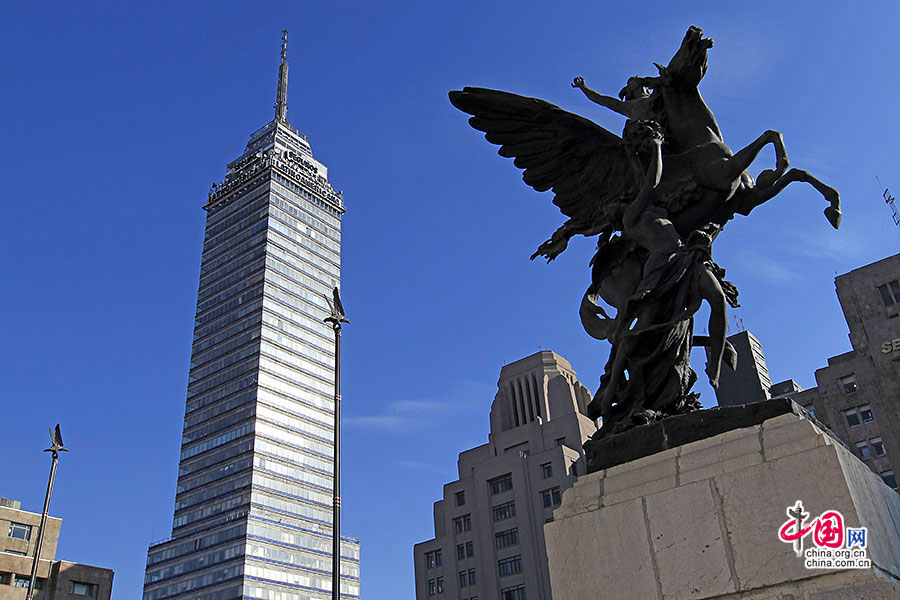 国家艺术博物馆雕像与后方的拉丁美洲塔